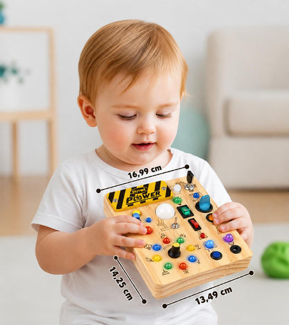 Enfant jouant avec un Busy Board Montessori LED pour développer la motricité fine et la concentration dès 3 ans