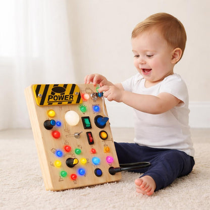 Enfant jouant avec un Busy Board Montessori pour développer la motricité fine