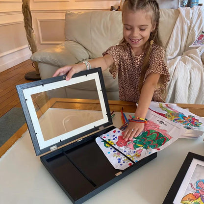 Enfant utilisant facilement un cadre pour ranger ses dessins