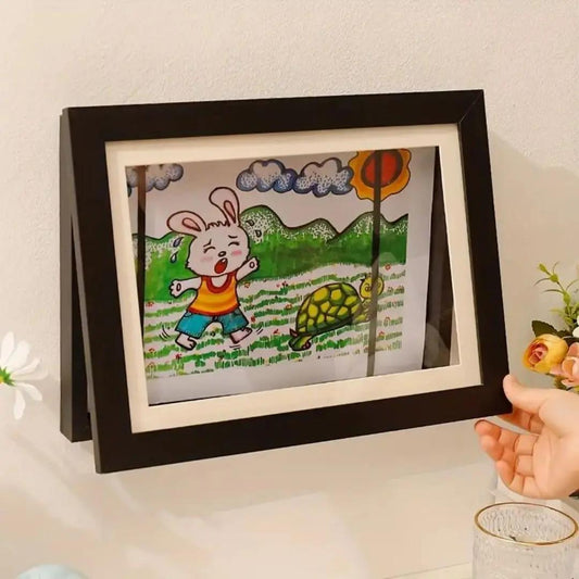 Cadre dessin enfant noir affichant un coloriage créatif dans une chambre