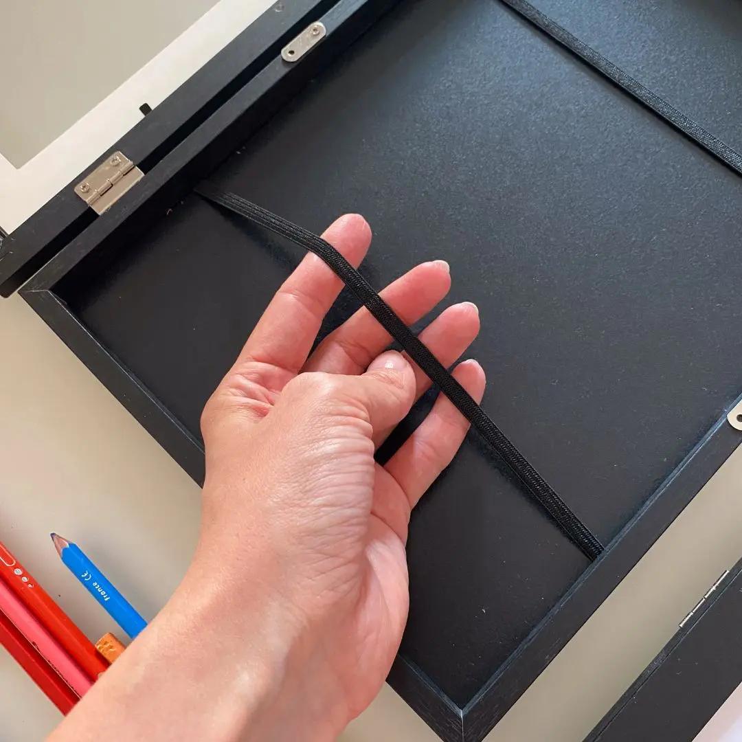 Système de rangement intégré pour conserver les dessins d’un enfant