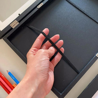 Système de rangement intégré pour conserver les dessins d’un enfant