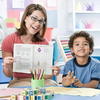 Enfant apprenant à écrire avec un cahier d’écriture magique Montessori accompagné de sa maman