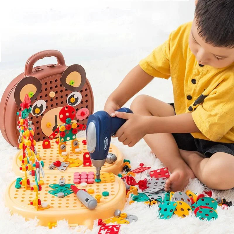 Enfant de 3 à 6 ans jouant avec une boîte à outils Montessori et perceuse éducative