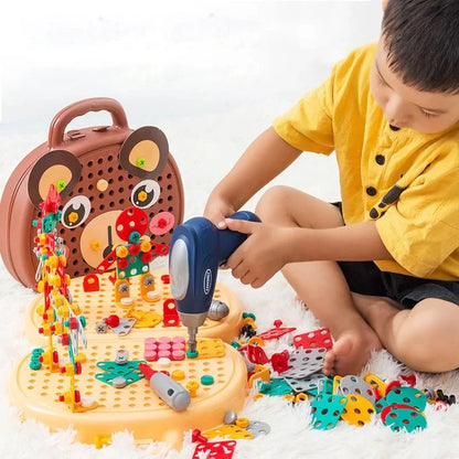 Enfant de 3 à 6 ans jouant avec une boîte à outils Montessori et perceuse éducative