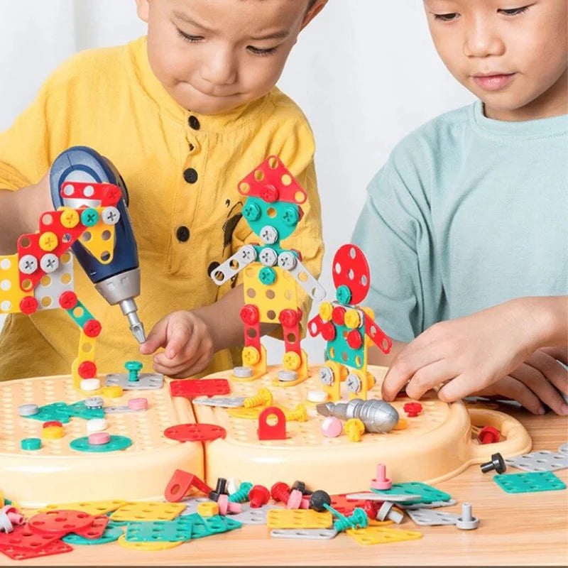 Deux enfants construisant avec une boîte à outils Montessori éducative