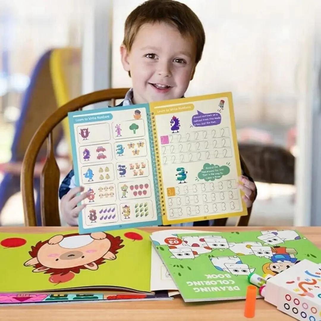 Enfant montrant des exercices de chiffres dans un cahier d’écriture magique pour maternelle