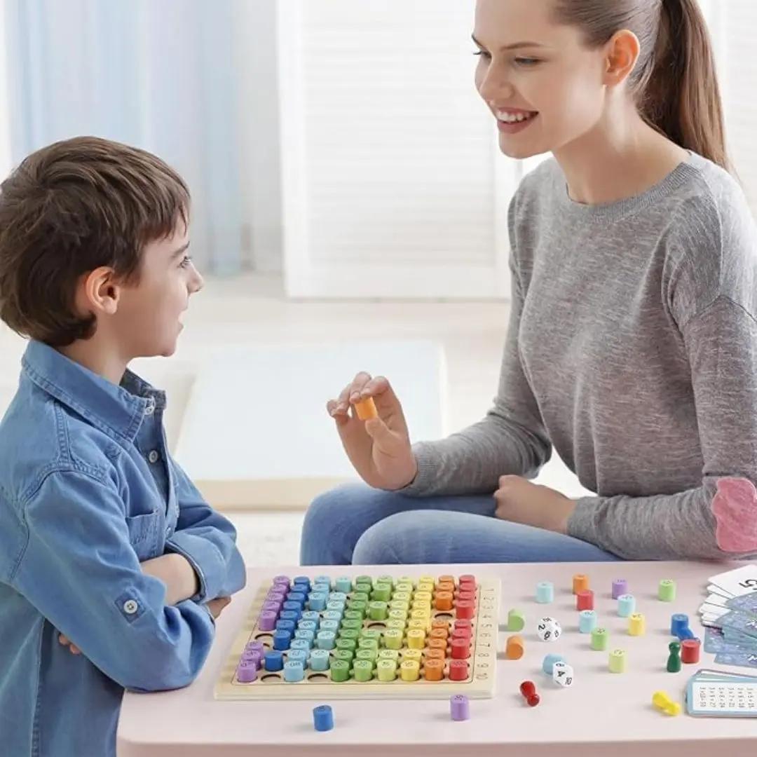 Maman jouant avec son enfant à un jeu éducatif de mathématiques Montessori