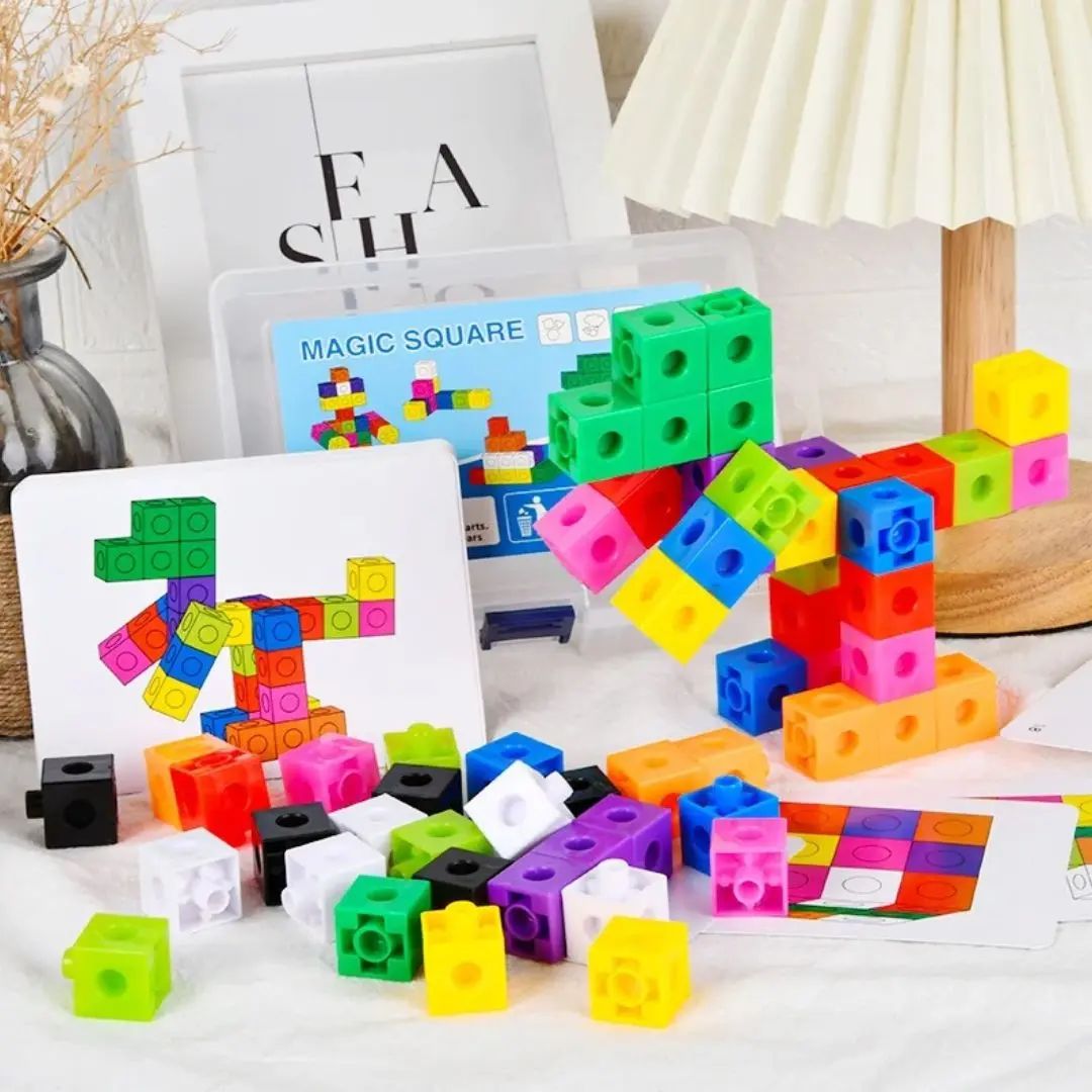 Jeu éducatif enfant Montessori avec blocs de construction colorés et cartes modèles pour stimuler la créativité et la logique dès 3 ans