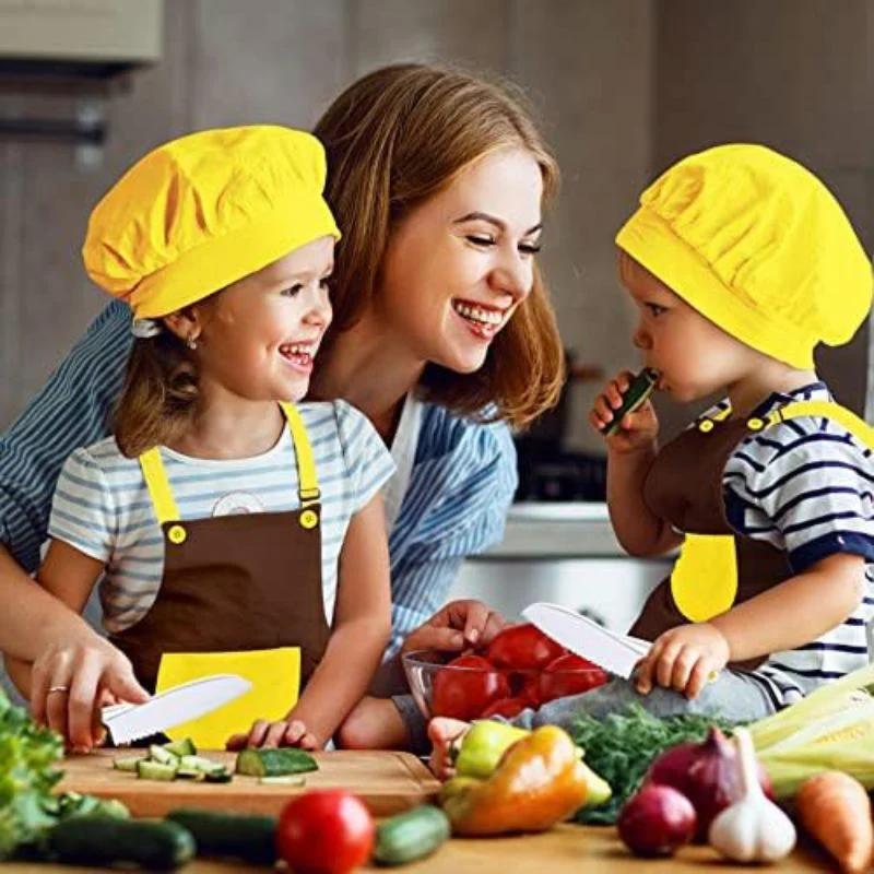 Famille cuisinant ensemble avec un kit cuisine enfant sécurisé pour apprendre à couper les légumes
