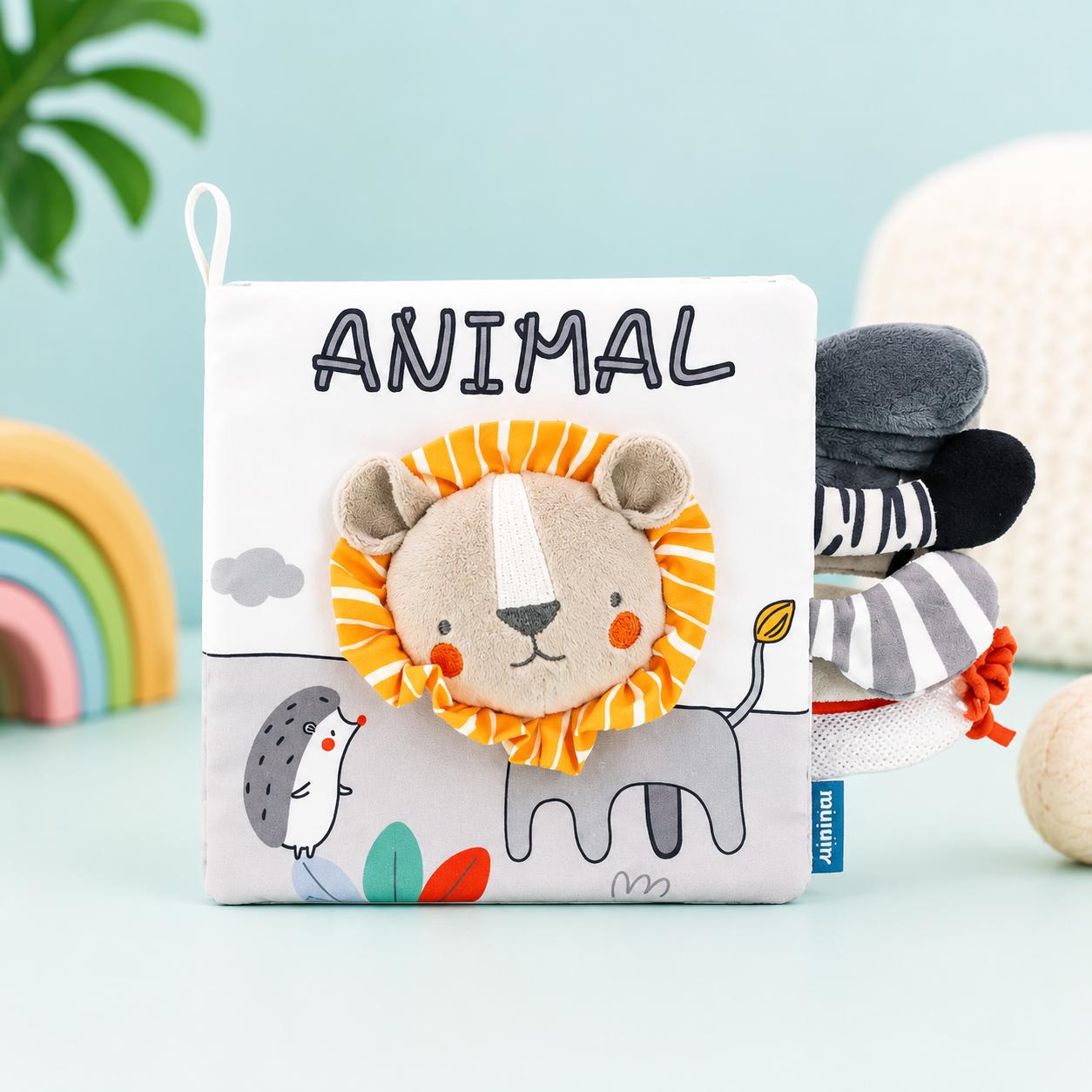 Livre sensoriel bébé Éveil Animalier avec tête de lion en tissu pour stimuler l'éveil sensoriel et la découverte.