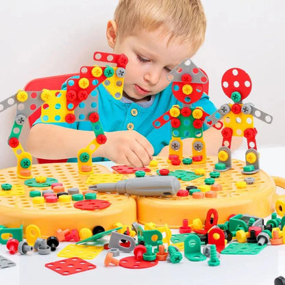 Enfant développant sa motricité fine avec une boîte à outils Montessori éducative