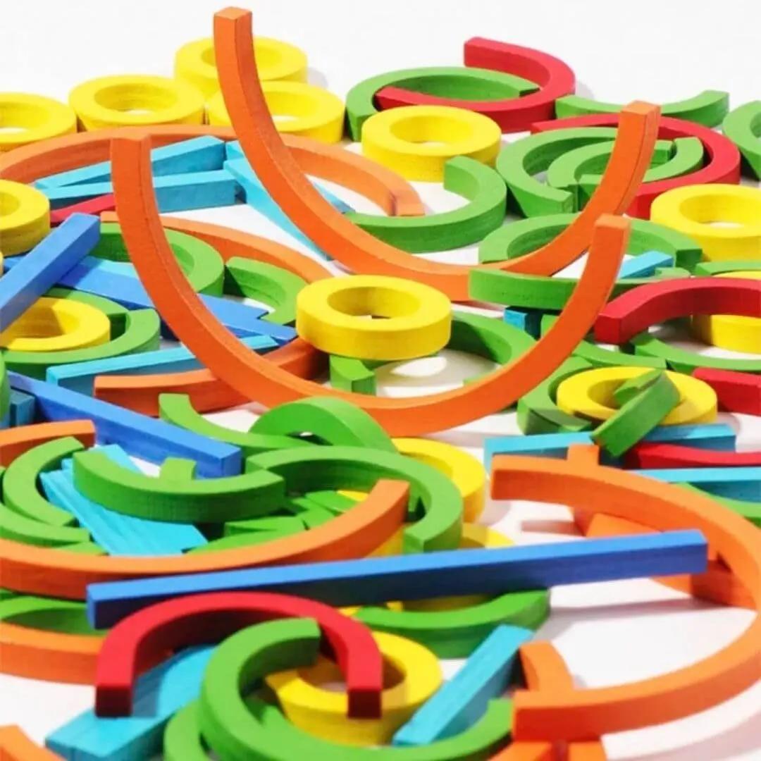 Pièces colorées d’un jeu Montessori éducatif en bois pour enfants