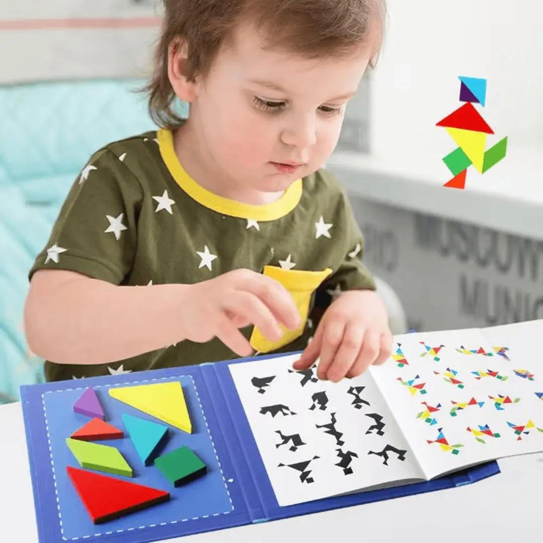 Enfant concentré jouant avec un tangram Montessori magnétique coloré