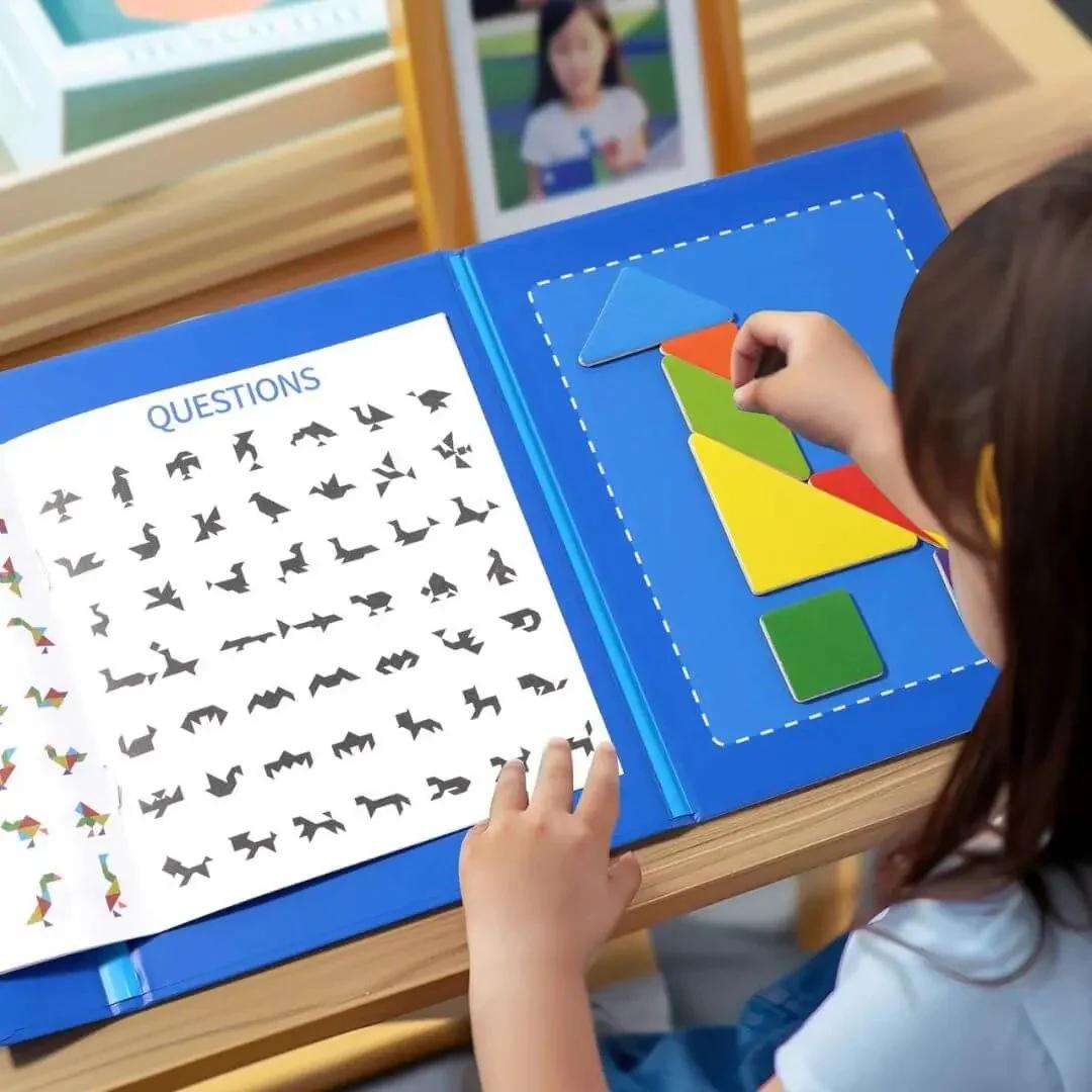 Enfant utilisant un tangram Montessori magnétique en format livre éducatif