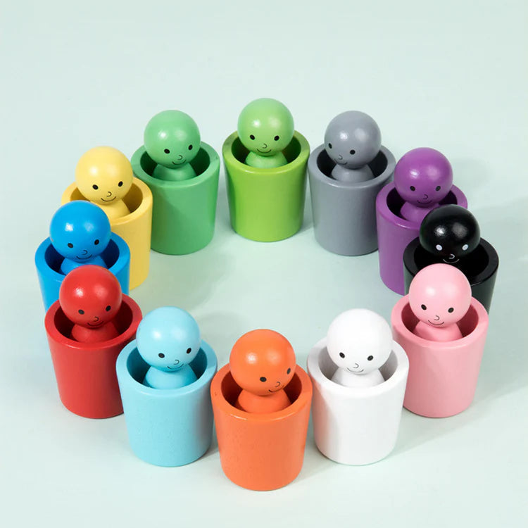 Jeu de tasses Montessori en bois avec figurines colorees presente en cercle pour apprentissage des couleurs